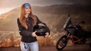 Motorradfahrerin mit vernünftiger Motorradbekleidung