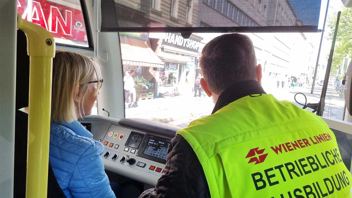 Birgit traut sich al erste auf den Fahrersitz